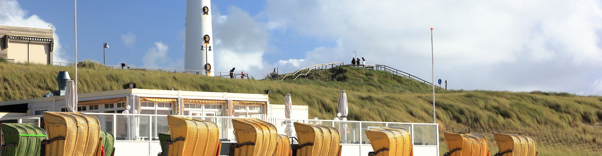 strandstoelen en vuurtoren hotel in Egmond